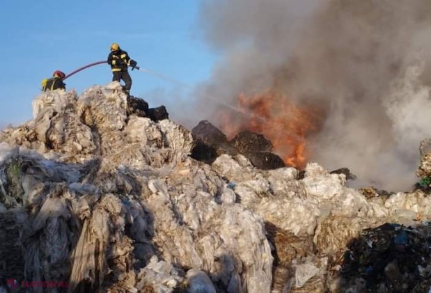 GALERIE FOTO // Incendiu de proporții în Chișinău: Ard deşeuri din plastic de pe teritoriul unui depozit şi numeroşi pompieri luptă cu flăcările 