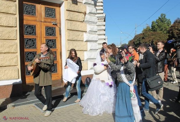 REPORTAJ FOTO // NUNTĂ la Primăria Chișinău: Dorin Chirtoacă s-a ÎNSURAT