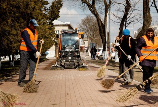 FOTO // La Orhei este în toi curățenia de primăvară. Străzile sunt spălate cu ȘAMPON special