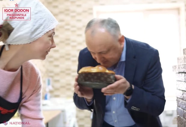 VIDEO // Igor Dodon și soția sa Galina fac „MINUNI” - au scos din cuptor o pască învelită în peliculă, exact ca cele puse în vânzare de „Franzeluța”. Socialistul, asemenea unui actor de la Bollywood, s-a prefăcut că se FRIGE...  ​