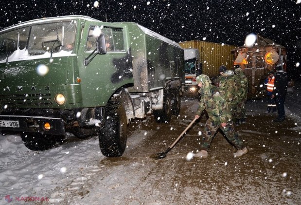 FOTO, VIDEO // Militarii Armatei Naționale au DEBLOCAT din nămeți 42 de unități de transport și 45 de persoane. S-a intervenit și cu tehnică cu șenile