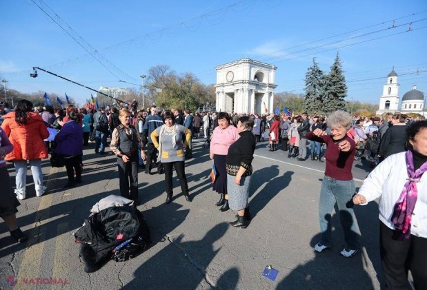 FOTO // Mitingul drapelelor UE în Piața Marii Adunări Naționale