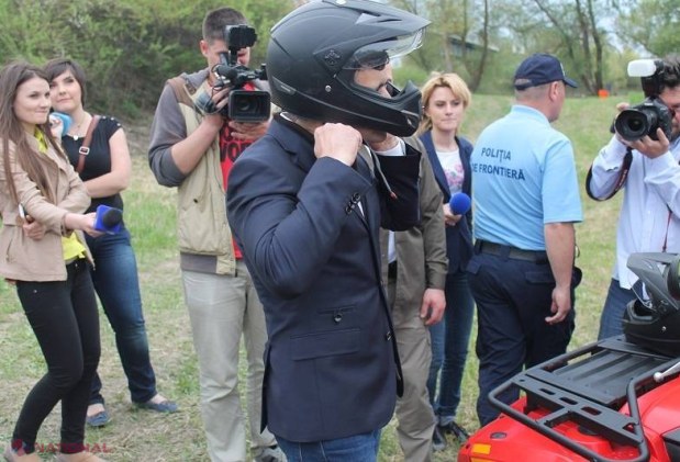 FOTO // Premierul Chiril Gaburici, în rol de polițist de frontieră, la un an de la abolirea vizelor în ţările UE