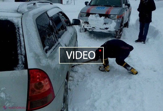 VIDEO // O ambulanță cu un bebeluș de trei luni la bord a DERAPAT de pe traseu la Rezina, iar un microbuz cu pasageri a ajuns în șanț la Criuleni