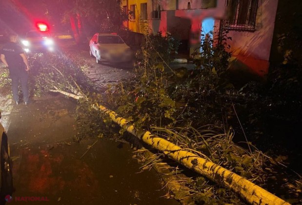 FOTO // Furtuna de seara trecută a provocat mai multe stricăciuni, iar zeci de localități au rămas fără curent electric. Peste 200 de SALVATORI sunt antrenați în lichidarea consecințelor intemperiei