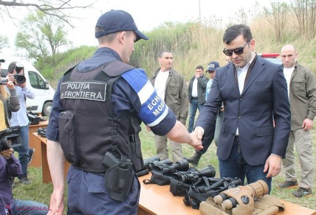 FOTO // Premierul Chiril Gaburici, în rol de polițist de frontieră, la un an de la abolirea vizelor în ţările UE
