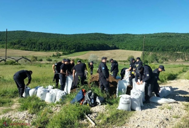 ALERTĂ // Situație critică la Bularda și Hârbovăț: Digurile sunt în pericol de cedare, zeci de case ar putea fi evacuate. IGSU a amenajat o tabără de câmp