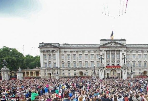 FOTO Regina Elisabeta a II-a şi-a sărbătorit aniversarea. Prințul Harry s-a ținut de glume, iar Ducesa de Cambridge a râs în hohote