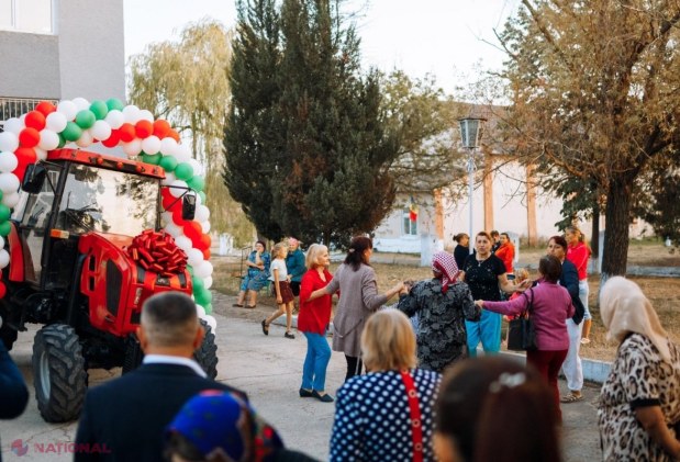 FOTO // Un TRACTOR – surpriza echipei Partidului „ȘOR” pentru satul Moara de Piatră