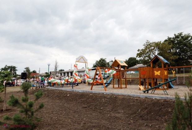 FOTO // Partidul „ȘOR” a inaugurat două terenuri de joacă pentru copii în alte două sate