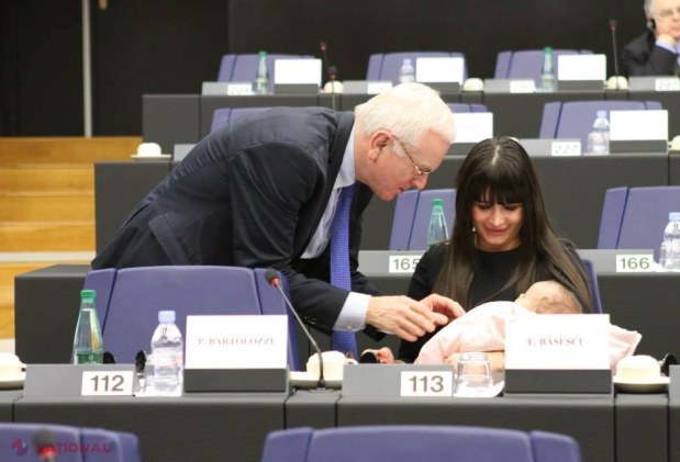 Foto // Elena Băsescu, cu bebelușul în Parlamentul European