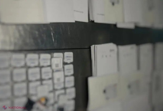 Caz RAR la aeroport: Sute de mape cu DOCUMENTE, aduse fraudulos în R. Moldova