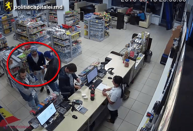 Ce-au făcut trei tineri într-o stație de alimentare cu petrol din capitală: Acum sunt CĂUTAȚI de poliție