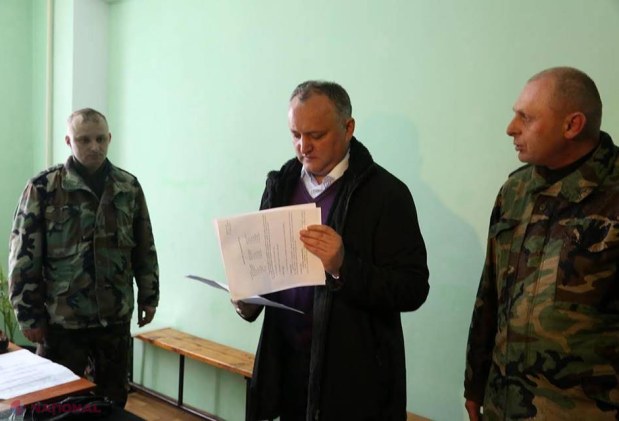 FOTO // Președintele a semnat DECRETUL, după care a ieșit în stradă să facă o „baie de mulțime”. Militarii au fost ALINIAȚI pentru Dodon