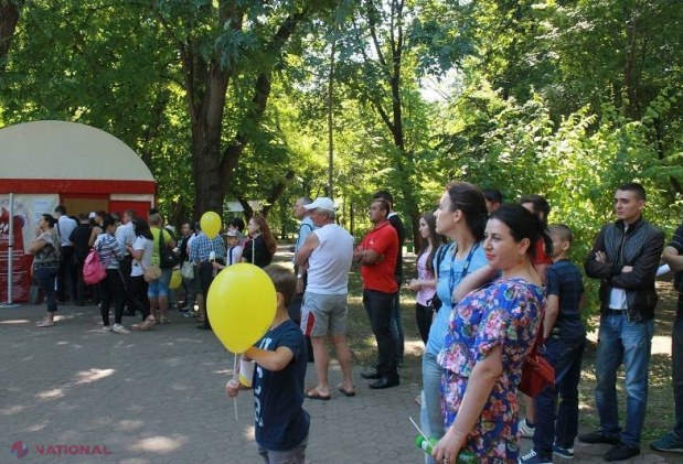 FOTO // Au stat la coadă pentru a face acest gest de LĂUDAT. Au fost răsplătiți cu cireșe