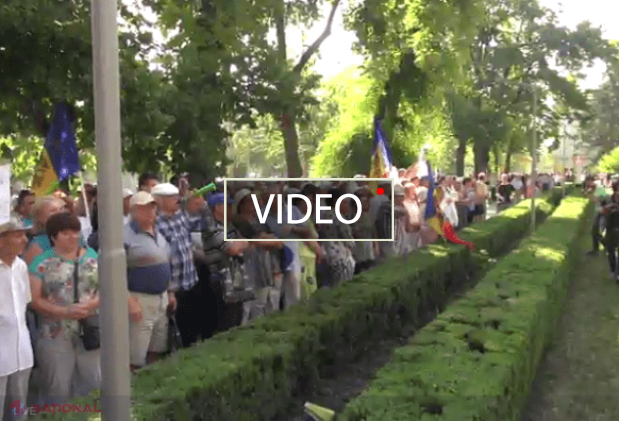 VIDEO // Zi FIERBINTE la Chișinău. Protestatarii au ajuns la Președinție și anunță o manifestație și mâine