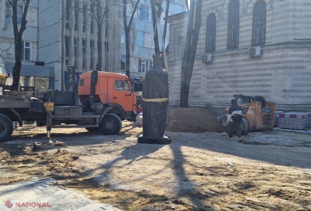 FOTO // Statuia Reginei Maria a fost FINALIZATĂ și este INSTALATĂ în aceste momente în scuarul Liceului „Gheorghe Asachi” din centrul Chișinăului