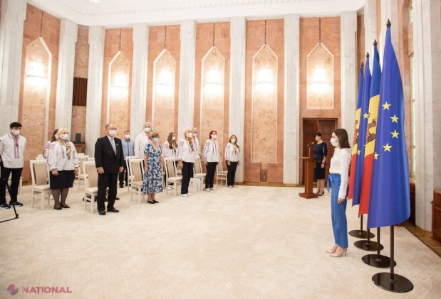 FOTO // Cei 18 sportivi calificați la Jocurile Olimpice de la Tokyo au primit DRAPELUL R. Moldova de la președintele Maia Sandu: „Vă așteptăm victorioși acasă”