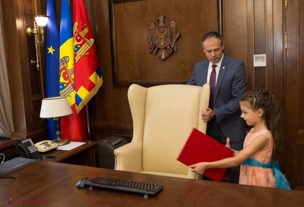 FOTO, VIDEO // Cine e domnișoara care l-a determinat pe Andrian Candu să-i CEDEZE fotoliul de președinte al Parlamentului