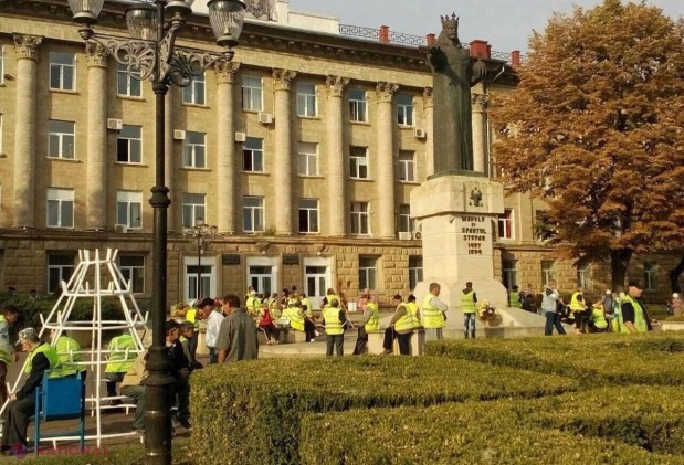FOTO // Acțiune de PROTEST cu MĂTURA în fața Primăriei Bălți