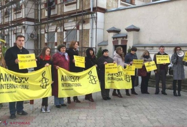 Protest în fața Poliției Chișinău împotriva TORTURII din izolatoarele de detenție: „Cerem autorităților statului să investigheze eficient decesul lui Andrei Brăguță”