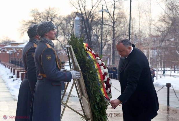 FOTO // Ce a făcut astăzi Dodon la Moscova. Niciun oficial rus de RANG înalt nu l-a însoțit la depuneri de flori: „Nimeni nu este uitat, nimic nu se uită”