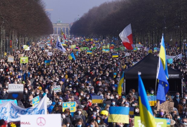 GALERIE FOTO // Toată lumea e DEZLĂNȚUITĂ împotriva lui Putin: Peste 500 000 de oameni au ieșit în stradă la Berlin și l-au comparat cu Hitler: „Putin, hai să derulăm până la partea în care te sinucizi în buncăr”