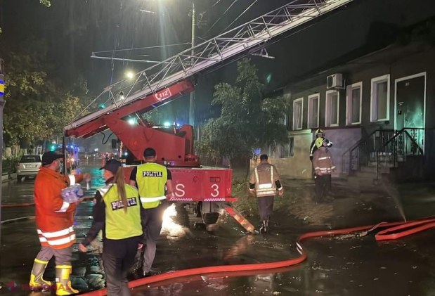 FOTO, VIDEO // INCENDIU de proporții, pe ploaie, în Chișinău: Toţi pompierii din capitală, mobilizaţi la stingerea flăcărilor unei clădiri