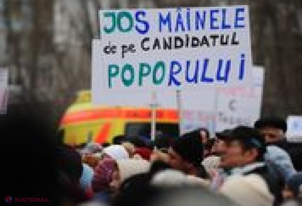 FOTO // Peste 10 mii de persoane PROTESTEAZĂ la Curtea de Apel Chișinău împotriva excluderii candidatului Partidului „ȘOR” din cursa electorală de la Hâncești: „E un abuz din partea guvernării dodoniste”