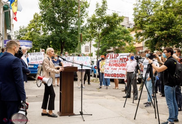 VIDEO // Protest al Partidului „ȘOR”: Cetățenii din toată țara apără magazinele sociale „Merișor”, pe care Filip și guvernarea vor să le închidă abuziv”