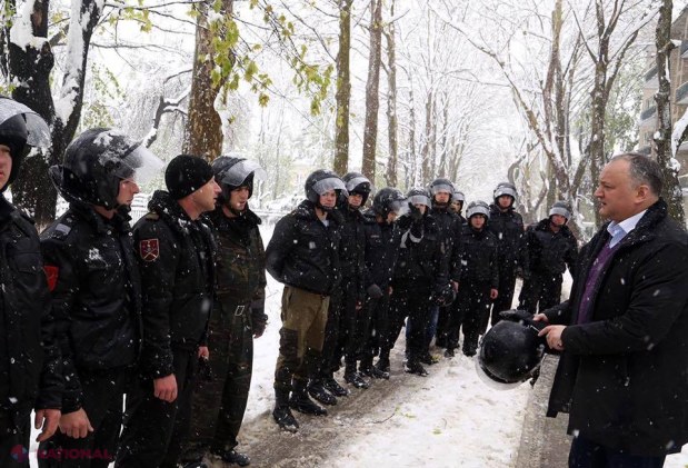 FOTO // Președintele a semnat DECRETUL, după care a ieșit în stradă să facă o „baie de mulțime”. Militarii au fost ALINIAȚI pentru Dodon