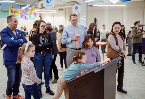 „Călătorie în timp”, expoziție organizată în premieră la Chișinău: Vizitatorii au posibilitatea de a experimenta iluzii optice și mașini inedite, create în R. Moldova 