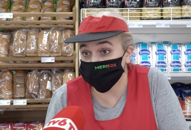 FOTO // „Salvare pe timp de criză”. Mii de moldoveni vin după PÂINE la magazinele sociale, lansate de Ilan Șor