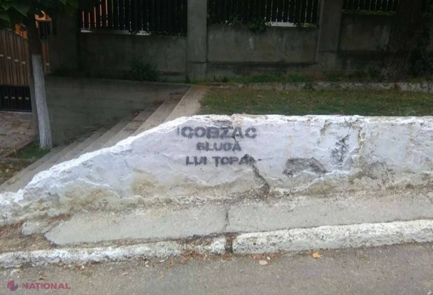 „SURPRIZĂ MARE” pentru un deputat din opoziție: Oraș din R. Moldova, ÎMPÂNZIT cu inscripții denigratoare la adresa sa
