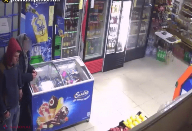 VIDEO // Momentul în care doi hoți năvălesc peste o vânzătoare de la Telecentru și îi pradă magazinul