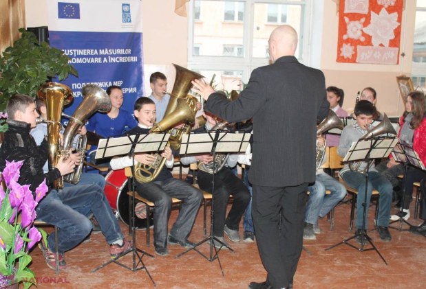 FOTO // Pirkka Tapiola s-a prins în HORĂ şi a făcut MĂRŢIŞOARE la Ustia: