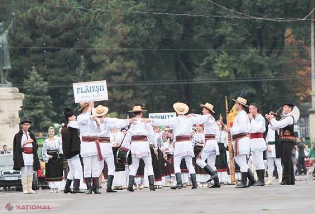 REPORTAJ FOTO // Bunica a bătut toba de Ziua Independenței R. Moldova