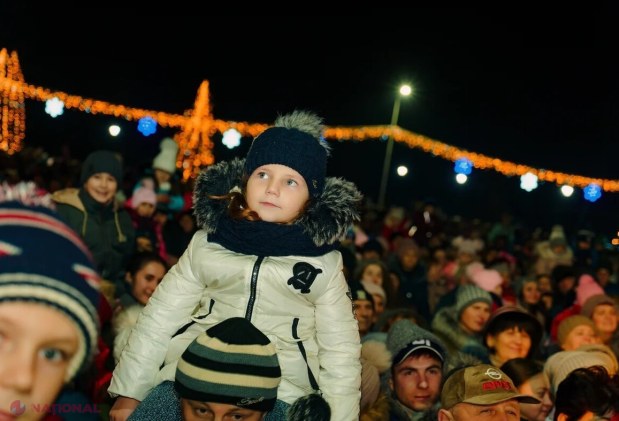 FOTO // Au luat exemplu de la autoritățile din Orhei. La Taraclia a fost inaugurat, cu mare fast, Pomul de Crăciun. Circa 4 000 de persoane au participat la eveniment