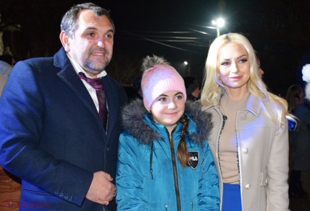 FOTO // Partidul „ȘOR” amenajează Pomi de CRĂCIUN în zeci de localități din R. Moldova