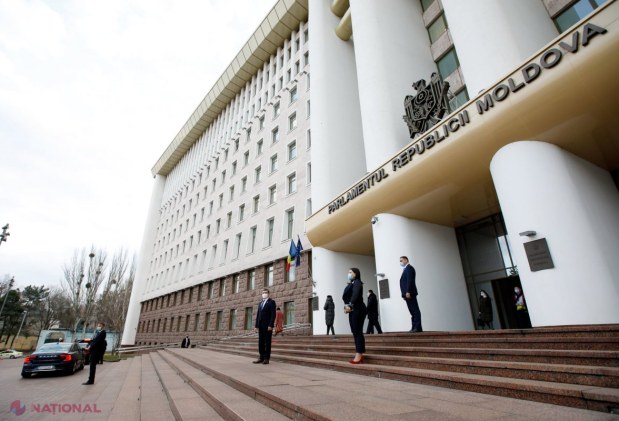 FOTO // Cetățenii R. Moldova, principalii BENEFICIARI ai ajutorului de 100 de MILIOANE de euro acordați de România: „Sunt bani care vor dezvolta comunitățile noastre prin crearea LOCURI de MUNCĂ, prin proiecte de infrastructură, culturale și de dezv