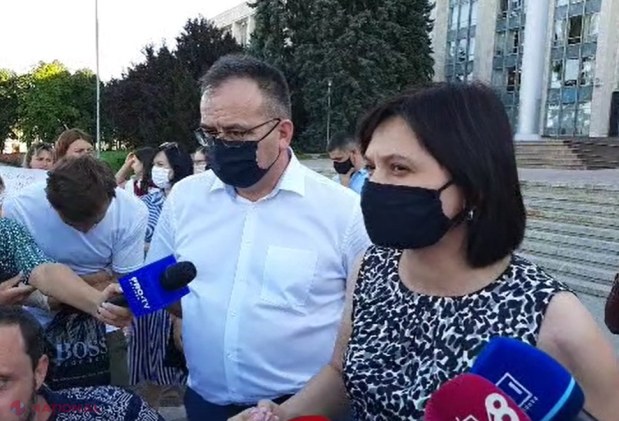 UPDATE // Trei profesori testați POZITIV astăzi. Protest în fața Guvernului, după ce mai multe GRĂDINIȚE și școli au rămas închise: „Noi trebuie să fim la serviciu, dar nu avem cu cine lăsa copiii”. Răspunsul MECC: „Copilul tău, problema ta”