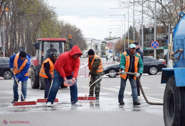 FOTO // Străzi spălate cu ȘAMPON special la Orhei. Autoritățile locale au demarat CURĂȚENIA de primăvară, inclusiv aplicarea marcajului rutier