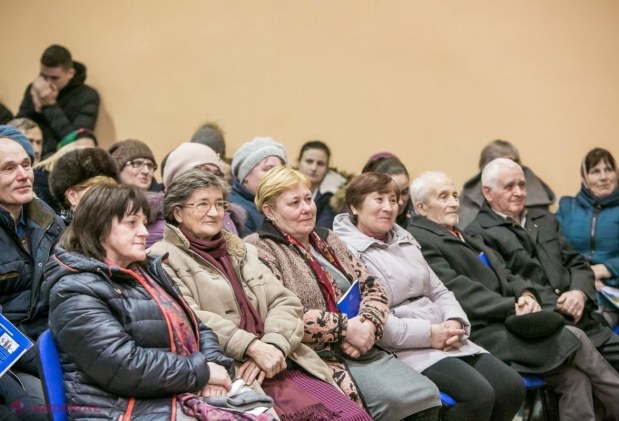 FOTO // Oamenii din Grozești și-au făcut cu greu loc în sală, la întâlnirea cu consăteanul Vlad Plahotniuc: „Oamenii știu că eu le-am rămas mereu aproape”