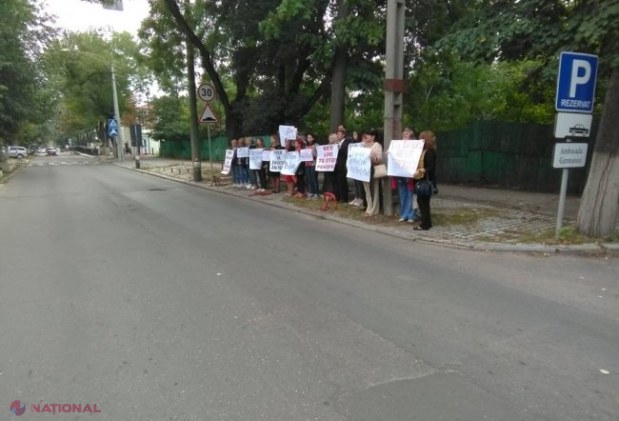 FOTO // Profesori, părinți, dar și elevi cer SPRIJINUL Statelor Unite ale Americii și Germaniei pentru ca rețeaua de licee „Orizont” să fie lăsată în pace, iar persoanele deportate în Turcia să fie eliberate