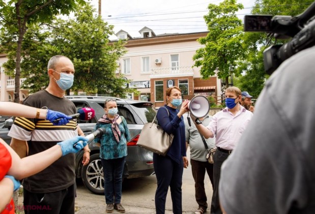 VIDEO // Protest al Partidului „ȘOR”: Cetățenii din toată țara apără magazinele sociale „Merișor”, pe care Filip și guvernarea vor să le închidă abuziv”