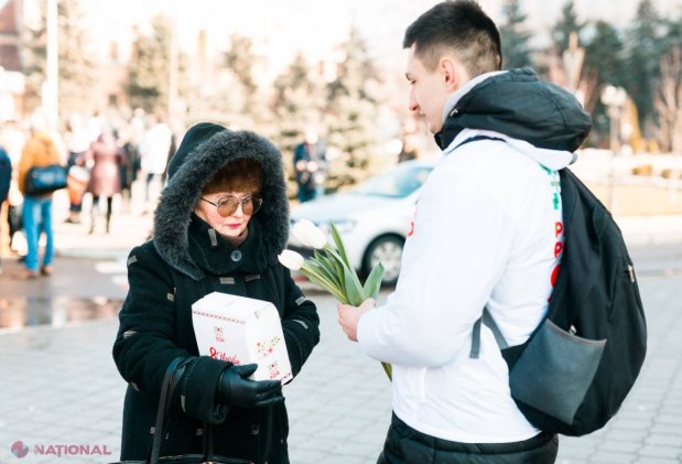 FOTO // Mii de lalele și cutii cu bomboane pentru doamnele din Orhei din partea Partidului „ȘOR”