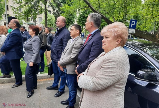 FOTO // Deputații Partidului „ȘOR” și ai PCRM au cerut DEMISIA Guvernului, în cadrul unui flashmob
