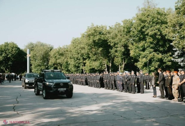 VIDEO // GEST: Angajații MAI, aliniați în fața ministerului atunci când cortegiul funerar cu sicriul polițistului de frontieră ucis la aeroport trece prin fața instituției: Serghei Muntean, înmormântat marți în satul de baștină