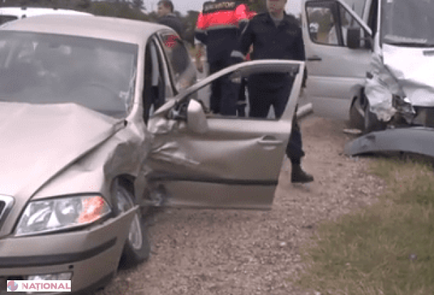 VIDEO // Accident pe traseul Chișinău-Leușeni. A fost implicat un microbuz cu 16 pasageri la bord 