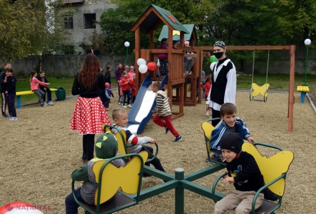 FOTO // Alte două terenuri de joacă pentru copii au fost AMENAJATE în două sate din raionul Orhei, în cadrul unui proiect inițiat de Ilan Șor